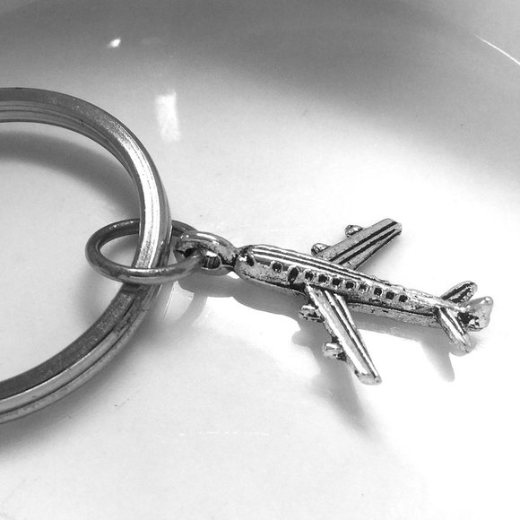 Miniature Airplane Traveller Pilot Tourist Vacation Charm Gift Key ring Keychain - Picture 1 of 3